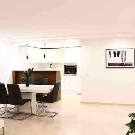 Large Modern Beach Front Apartment, Rooftop Pool!! Марбелья Екстер'єр фото