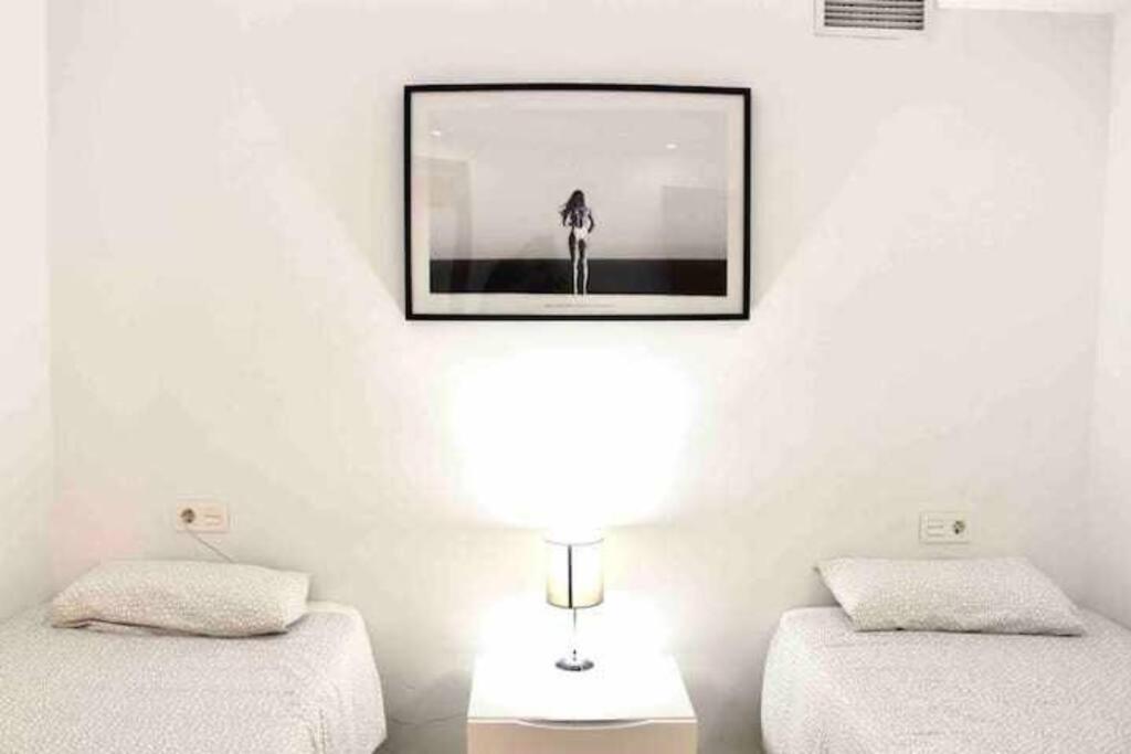 Large Modern Beach Front Apartment, Rooftop Pool!! Марбелья Екстер'єр фото