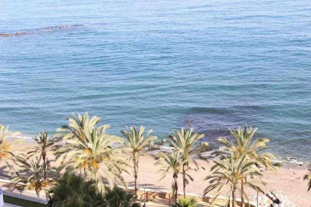 Large Modern Beach Front Apartment, Rooftop Pool!! Марбелья Екстер'єр фото