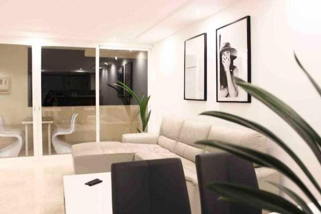 Large Modern Beach Front Apartment, Rooftop Pool!! Марбелья Екстер'єр фото