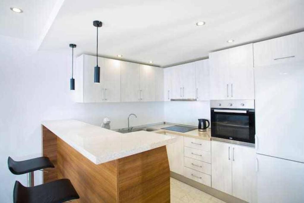 Large Modern Beach Front Apartment, Rooftop Pool!! Марбелья Екстер'єр фото