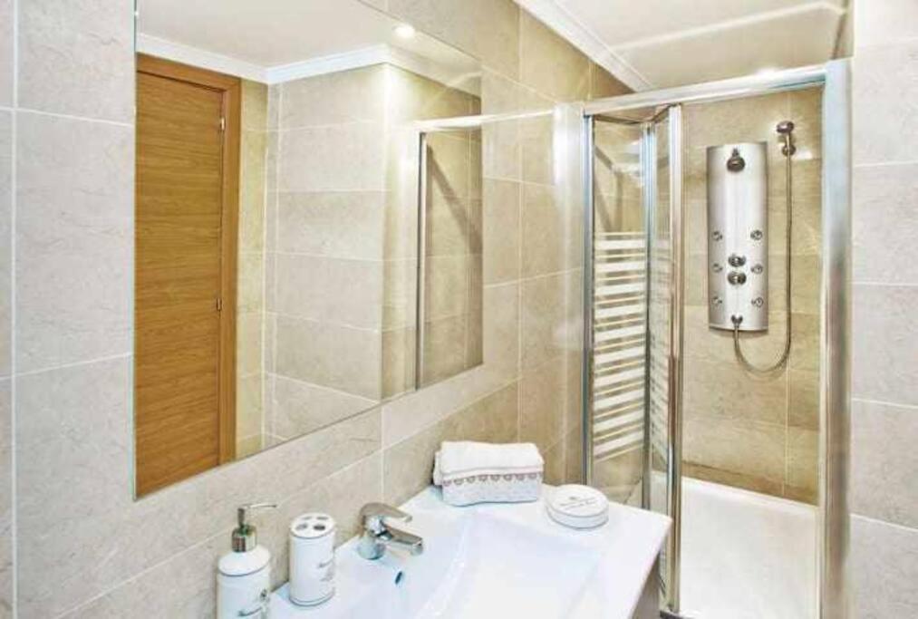 Large Modern Beach Front Apartment, Rooftop Pool!! Марбелья Екстер'єр фото