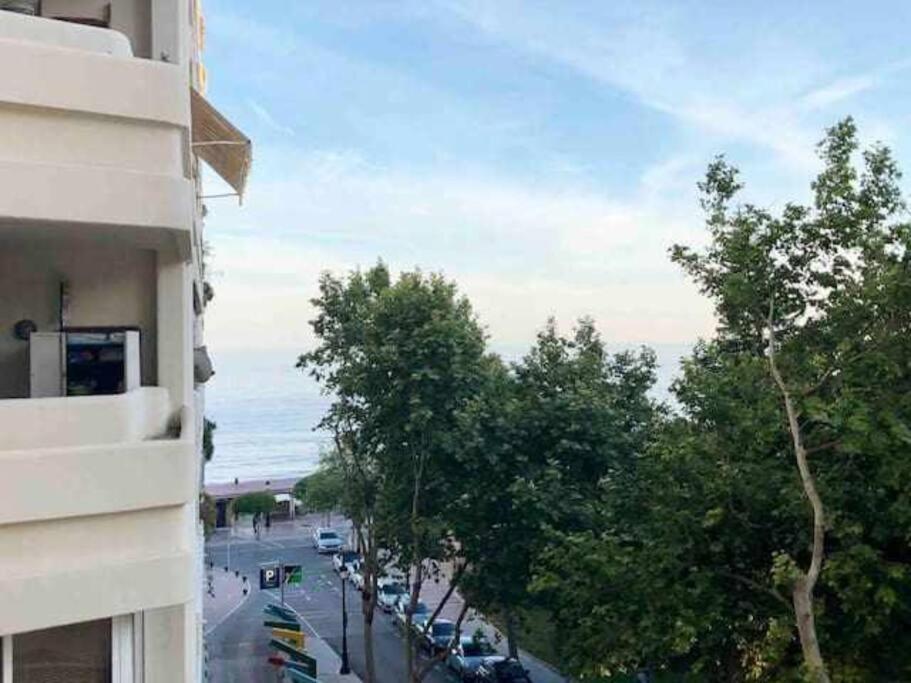 Large Modern Beach Front Apartment, Rooftop Pool!! Марбелья Екстер'єр фото