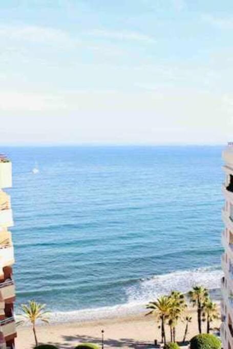 Large Modern Beach Front Apartment, Rooftop Pool!! Марбелья Екстер'єр фото