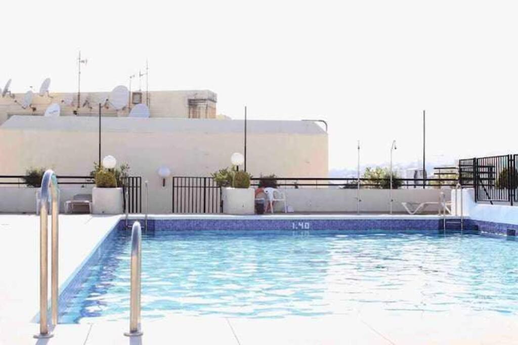 Large Modern Beach Front Apartment, Rooftop Pool!! Марбелья Екстер'єр фото