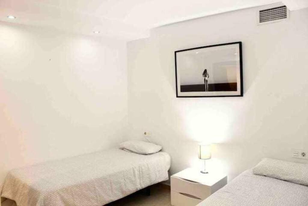 Large Modern Beach Front Apartment, Rooftop Pool!! Марбелья Екстер'єр фото